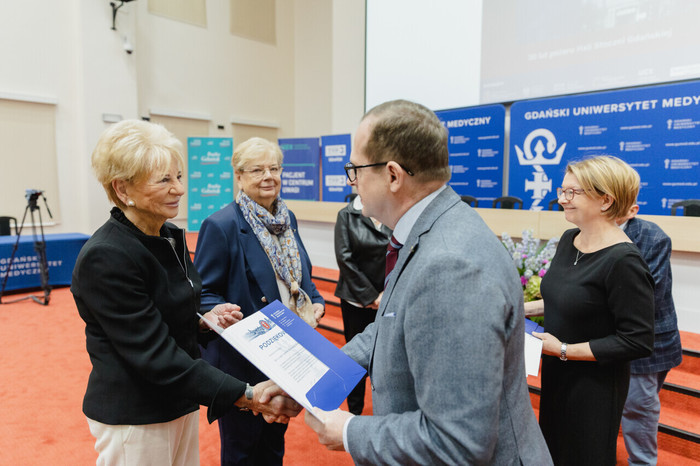 Listy gratulacyjne wręcza prof. Michał Markuszewski, rektor GUMed