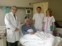 Lekarze_i_personel_z_chorym_po_implantacji_CI.jpg