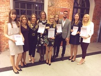 Nagrodzeni i opiekunowie. Od lewej: lek. Justyna Czarny,  dr hab. n. med. Magdalena Lange, dr hab. n. med. Wioletta Barańska-Rybak, prof. nadzw. GUMed, lek. Dorota Mehrholz, lek. Adrianna Opalska, lek. Martyna Sławińska, dr hab. n. med. Michał Sobjanek, studentka Beata Wańczyk, studentka Magdalena Natora