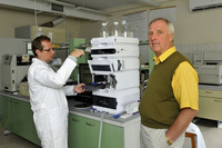 prof._Roman_Kaliszan_w_jednym_z_laboratoriow_na_Wydziale_Farmaceutycznym.jpg