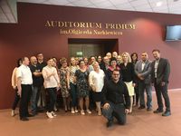 Goście z Niemiec: prof. Bert Wegener (pierwszy z prawej), Justin Saenger (na pierwszym planie), wykładowcy i słuchacze studiów podyplomowych „Specjalista ds. zarządzania rehabilitacją”