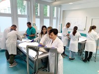 Asystenci z Włoch w trakcie zajęć prosektoryjnych