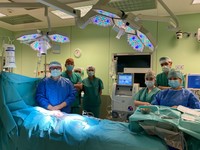 Zespół operacyjny w składzie: prof. Tomasz Jastrzębski, prof. Piotr Czauderna, mgr Janina Suszek, lek. Marta Bielewicz, lek. Hanna Garnier, dr Maciej Murawski, mgr Anna Raczkowska, mgr Małgorzata Kamińska