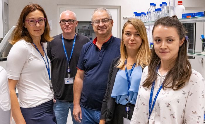 (od lewej) lider grupy biobankowej dr Natalia Filipowicz; zastępca kierownika jednostki MAB prof. Arkadiusz Piotrowski; kierownik jednostki MAB prof. Jan Dumański; koordynator projektu MAB mgr inż. Agata Wojdak; technik ds. biobankowania mgr Kinga Drężek  