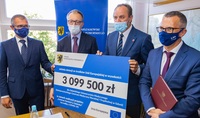 Dziekan elekt WNoZ prof. Przemysław Rutkowski, dyrektor UCMMiT prof. Marcin Renke, marszałek Mieczysław Struk i rektor prof. Marcin Gruchała