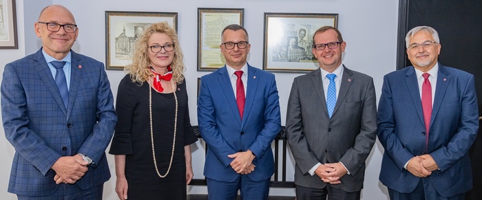 Od lewej stoją: prorektor ds. rozwoju i organizacji kształcenia prof. Jacek Bigda, prorektor ds. klinicznych prof. Edyta Szurowska, rektor prof. Marcin Gruchała, prorektor ds. nauki prof. Michał Markuszewski, prorektor ds. studenckich dr hab. Tomasz Smiatacz