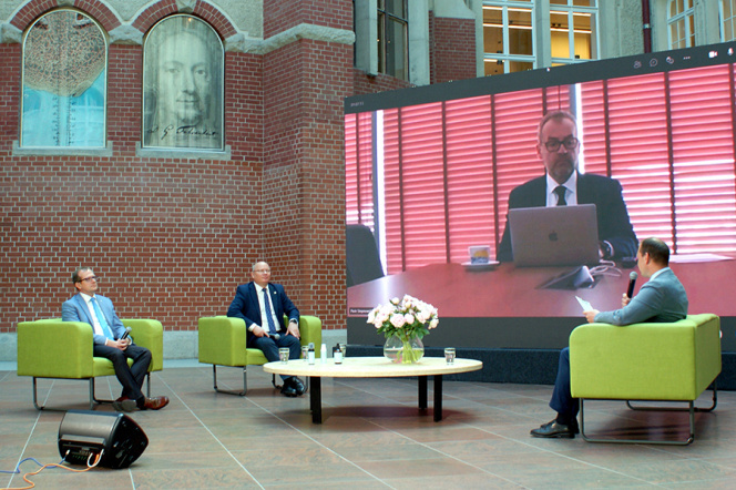 Na zdjęciu od lewej: prof. Michał Markuszewski, prorektor ds. nauki Gdańskiego Uniwersytetu Medycznego, prof. Krzysztof Wilde, rektor Politechniki Gdańskiej, prof. Piotr Stepnowski, rektor Uniwersytetu Gdańskiego (na telebimie) oraz Piotr Markowski, reprezentujący politechniczną spółkę celową Excento. Fot.: Paulina Gomułka-Wójtowicz/Politechnika Gdańska 