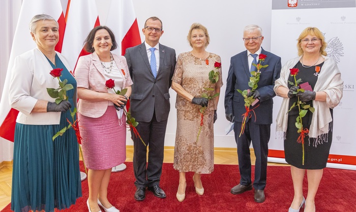Na zdjęciu od lewej: prof. Elżbieta Adamkiewicz-Drożyńska, prof. Małgorzata Sznitowska, prof. Michał Markuszewski, prof. Maria Wujtewicz, prof. Michał Woźniak, prof. Małgorzata Myśliwiec; fot. Paweł Sudara/GUMed