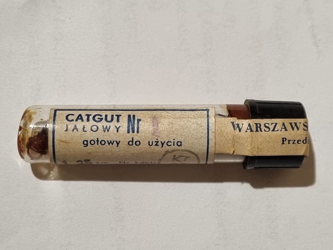 zdjęcie_5_ampułka_z_katgutem_produkcji_Warszawskich_Zakładów_Farmaceutycznych.jpg