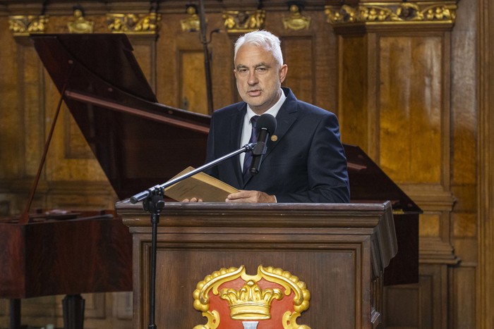 prof. Tomasz Mazurek podczas prezentacji podręcznika