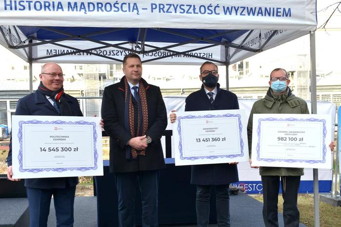 Rektorzy uczelni FarU z ministrem Czarnkiem