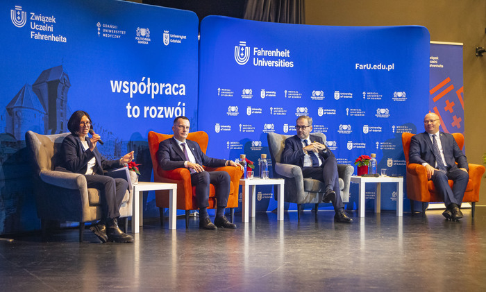 od lewej: prof. Adriana Zaleska-Medynska, dyrektor FarU, prof. Marcin Gruchała, rektor GUMed, prof. Piotr Stepnowski, rektor UG, prof. Krzysztof Wilde, rektor PG