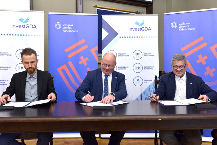 od lewej: Maciej Cieślik, wiceprezes zarządu InvestGDA, prof. Krzysztof Wilde, rektor PG i przewodniczący FarU oraz Marek Ossowski, prezes InvestGDA
