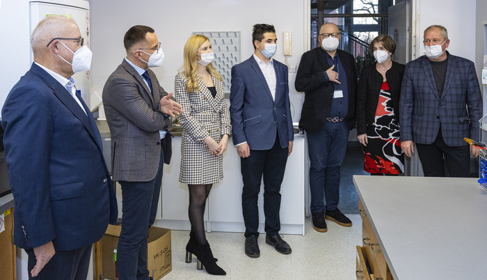 od lewej: Bogdan Górski, prof. Marcin Gruchała, prof. Magdalena Górska-Ponikowska, Jakub Winiewski, prof. Radosław Owczuk, prof. Ewa Słomińska, Marian Górski
