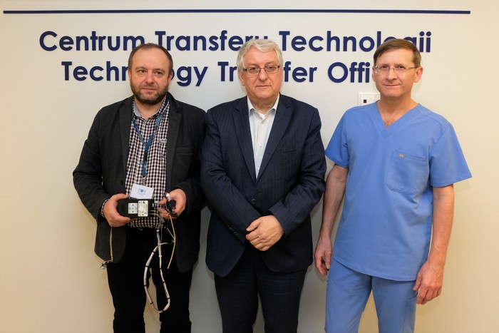 Od lewej: dr inż. Adam Bujnowski, prof. dr hab. inż. Jerzy Wtorek, prof. dr hab. Jacek Zieliński, fot. Marcin Stolarek/GUMed