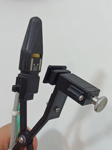 Prototyp urządzenia do skojarzonej oceny ukrwienia narządów przewodu pokarmowego - sonda z chwytakiem wraz z elektroniczną jednostką sterującą, fot. Marek Dudek