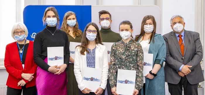 wyróżnieni studenci wraz z prof. Jolantą Wierzbą i prof. Tomaszem Smiataczem