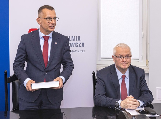 P.Sudara_-_wręczenie_egz._autorskich_PolSenior2_-_009.jpg