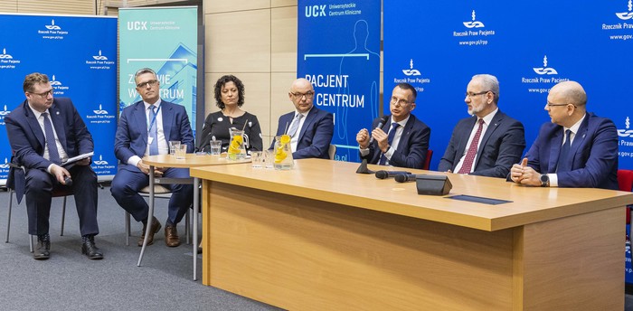 od lewej: Jakub Gołąb, Jakub Kraszewski, Magdalena Kołodziej, Filip Nowak, prof. Marcin Gruchała, Adam Niedzielski, Bartłomiej Chmielowiec