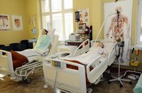 W Pracowni Umiejętności Pielęgniarskich studenci uczą się na manekinach