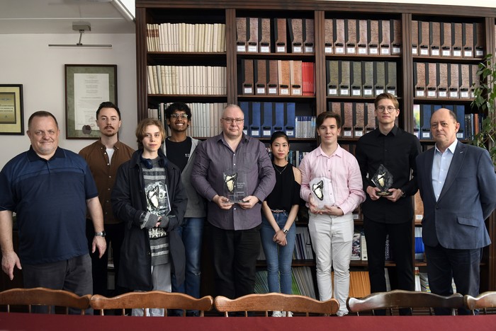 od lewej: dr Jerzy Dziewiątkowski, Jonathan Per Peterzéns, Helena Kamieniecka, Santhanagopalakrishnan Iyer, dr Jan Spodnik, Jesica Sarah Quizon, Mikołaj Broncel, Nataniel Żochowski, dr hab. Przemysław Kowiański, prof. uczelni