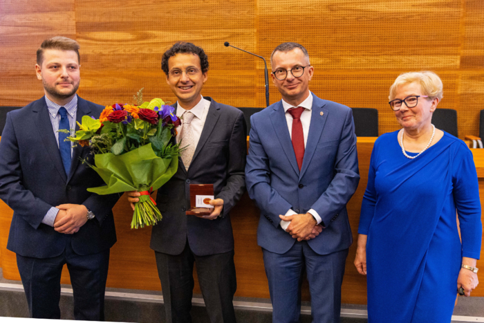 Od lewej: prof. Marcin Hellmann, prof. Jean-Luc Cracowski, rektor GUMed prof. Marcin Gruchała, kierownik Zakładu prof. Maria Dudziak