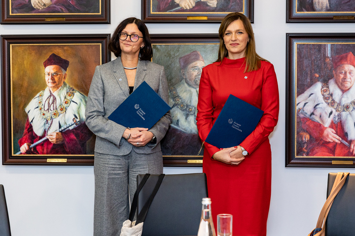 od lewej: prof. Adriana Zaleska-Medynska i Katarzyna Zygmunt