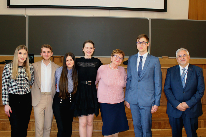 od lewej: Zuzanna Świerczewska, Michał Bystram, Natalia Kempa, Wanda Kwiatkowska, prof. Barbara Kamińska, dr Wociech Nazar, dr hab. Tomasz Smiatacz