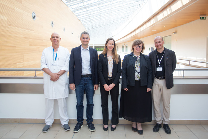 od lewej: prof. Witold Rzyman, dr Mattias Johansson, dr Hilary Robbins, prof. Joanna Polańska, prof. Rafał Dziadziuszko